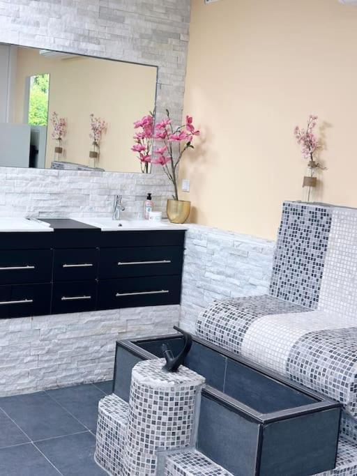 Wellness Studio Tiel Met Sauna En Jacuzzi Exteriér fotografie